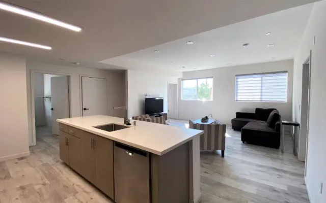 photo 2 of Beautiful and Sunny 3bd 2ba Hollywood Apartment