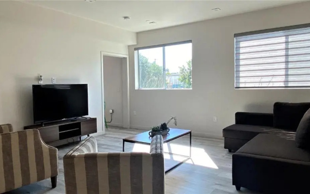 photo 5 of Beautiful and Sunny 3bd 2ba Hollywood Apartment
