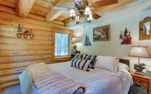 photo 2 of Lake Almanor Cabin w/ Deck & Beach Access