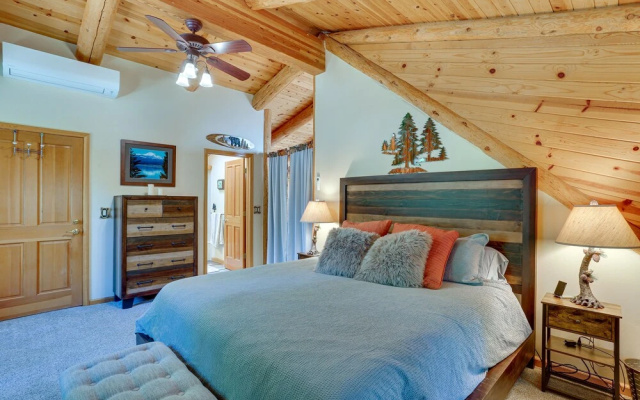 photo 4 of Lake Almanor Cabin w/ Deck & Beach Access