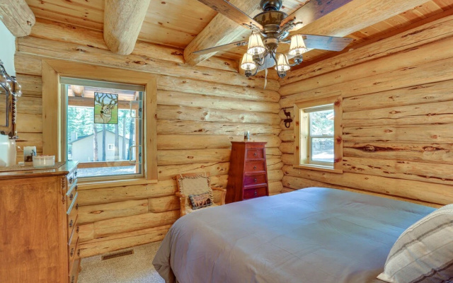 photo 5 of Lake Almanor Cabin w/ Deck & Beach Access