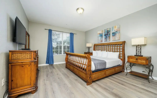 photo 4 of Beautiful Lake View Condo, Vista Cay-1004