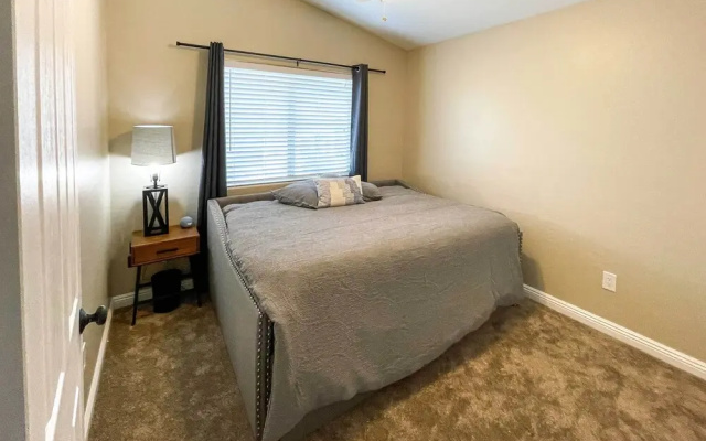 photo 4 of Beautiful Lakefront Peoria Home w/ Community Pool