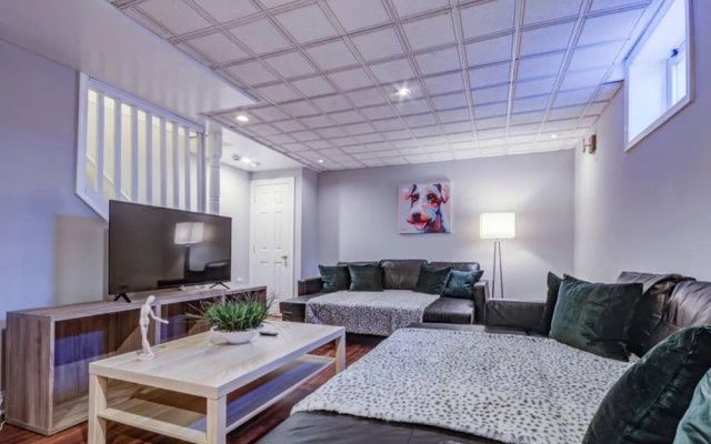 photo 2 of Beautiful modern colonial house 10m to DC