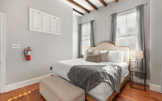 photo 4 of Beautiful Renovated Apartment Near King Street