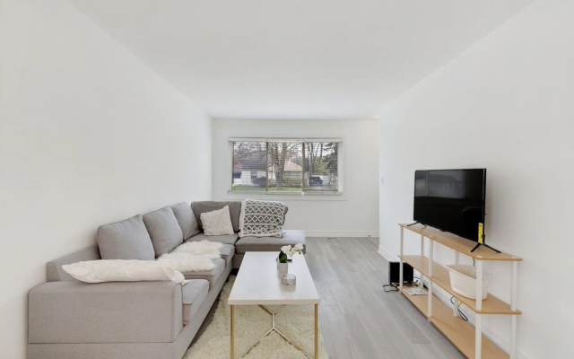 photo 2 of Beautiful Romantic 2 Bedroom House in the City Close to Restaurants and Bars 2 Home by Redawning
