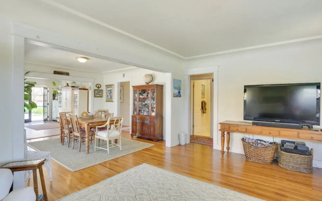 photo 3 of Beautiful South Oceanside Bungalow: 1 Mi to Beach!