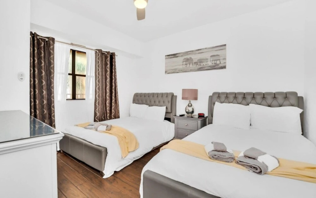 photo 2 of Beautiful Upgraded 2 BR Condo In Tourist District