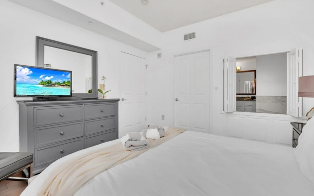 photo 3 of Beautiful Upgraded 2 BR Condo In Tourist District