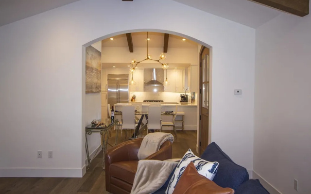 photo 2 of Beautifully Remodled 3/3 Walk To Shops, Restaurants, Close To World Class Golf