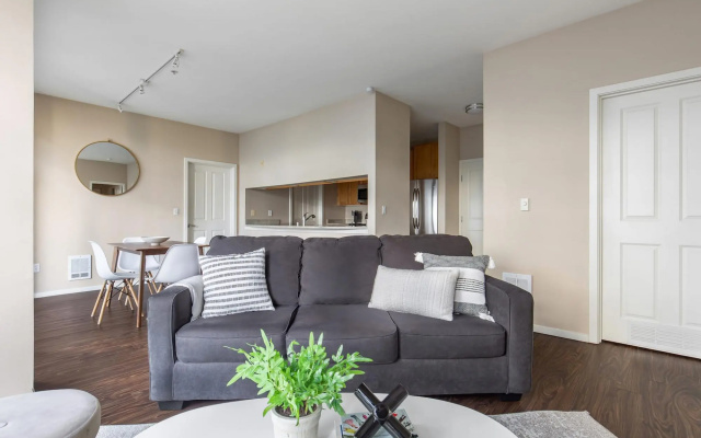 photo 3 of Bellevue Sophisticated 2BD 2BA Apartment