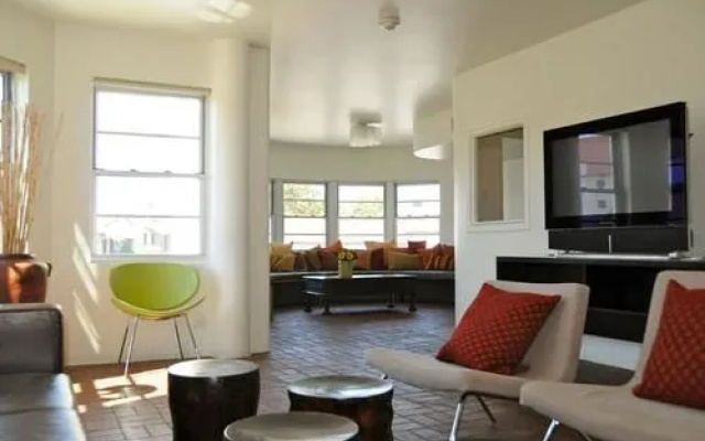 photo 2 of Belmont Hotel
