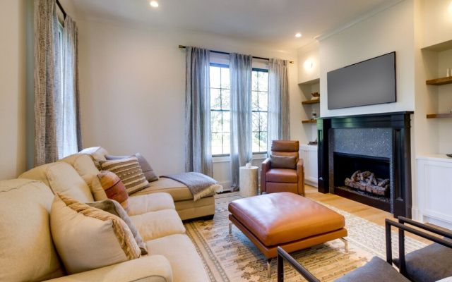photo 4 of Belmont Vacation Home w/ Fire Pit: Walk Downtown!