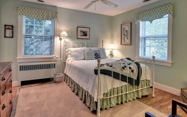 photo 2 of Bentley Manor Inn