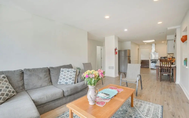 photo 2 of Berwyn Apartment Rental ~ 11 Mi to Chicago!