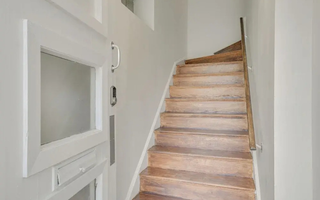 photo 4 of Berwyn Apartment Rental ~ 11 Mi to Chicago!