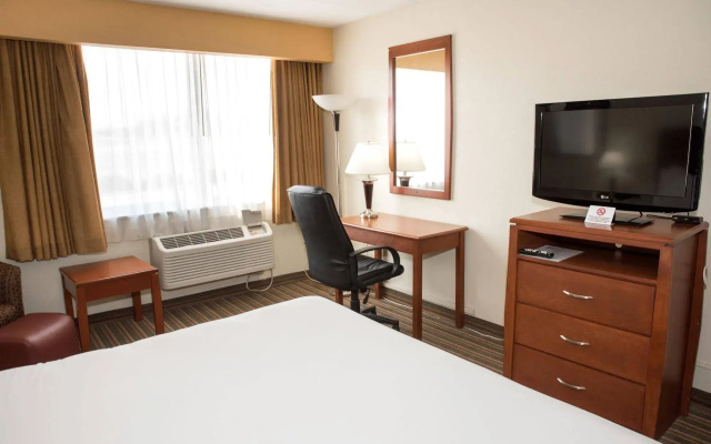 photo 3 of Airport Plaza Inn and Conference Center