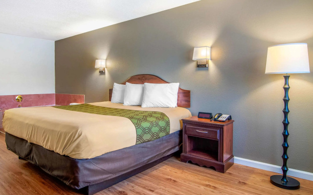 photo 3 of Econo Lodge Inn & Suites near Chickamauga Battlefield