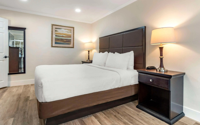 photo 4 of Best Western Carmel's Town House Lodge