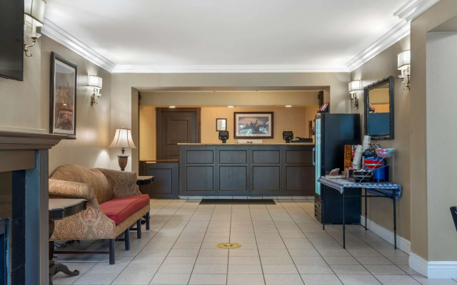 photo 3 of Best Western Colonial Inn