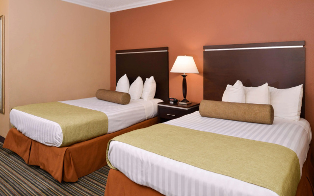 photo 4 of Best Western Courtesy Hotel - Anaheim Resort Amusement Park