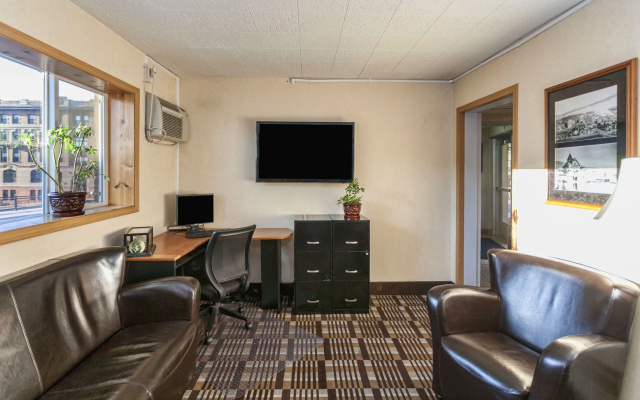 photo 2 of The Downtown Duluth Inn