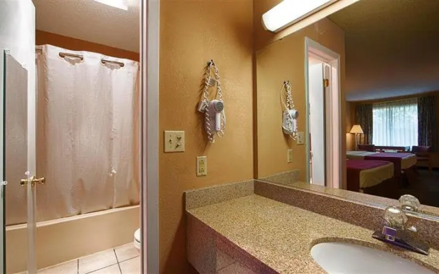 photo 4 of The Parkwood Inn & Suites
