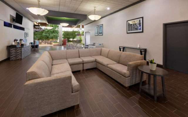 photo 2 of Wyndham Garden Romulus Detroit Metro Airport