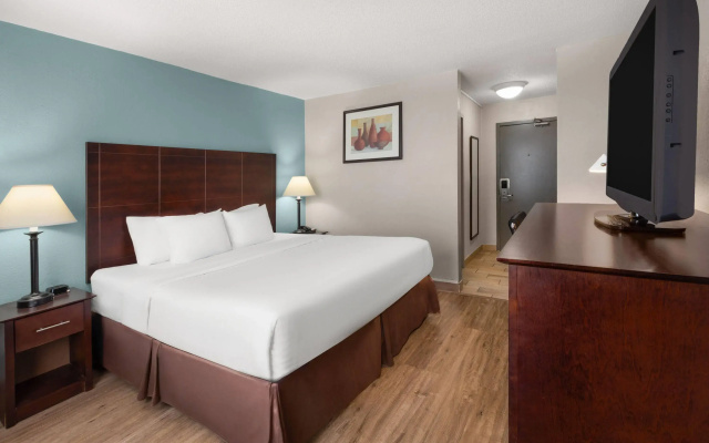 photo 4 of Wyndham Garden Romulus Detroit Metro Airport