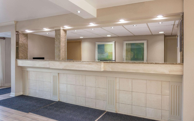 photo 2 of Days Inn & Suites by Wyndham Roseville/Detroit Area