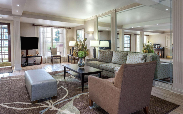 photo 4 of Days Inn & Suites by Wyndham Roseville/Detroit Area
