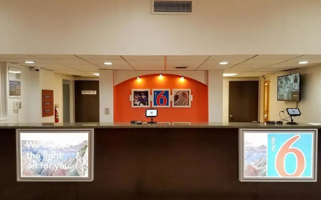 photo 2 of Motel6 Henderson, Tx