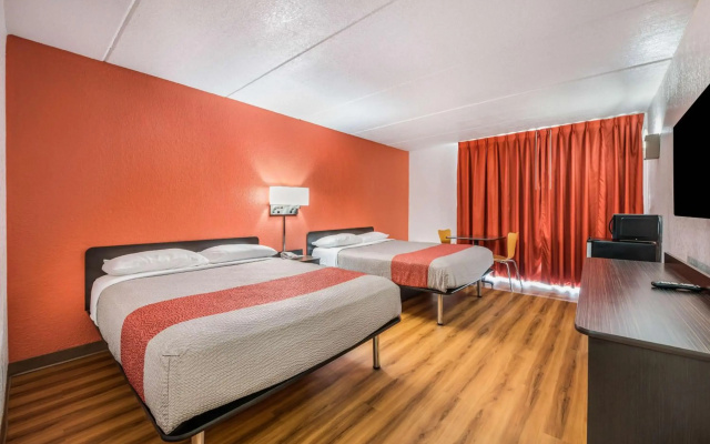 photo 3 of Motel 6 Henderson, TX