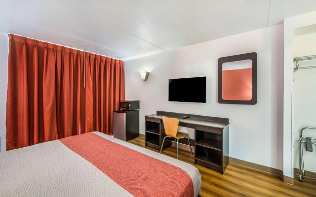 photo 4 of Motel 6 Henderson, TX