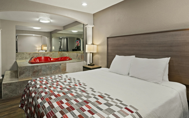 photo 3 of Red Roof Inn & Suites Irving – DFW Airport South