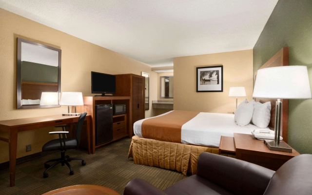 photo 3 of Days Inn by Wyndham Jacksonville Airport
