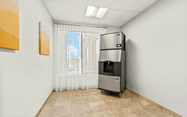 photo 3 of Spark by Hilton Phoenix East Mesa