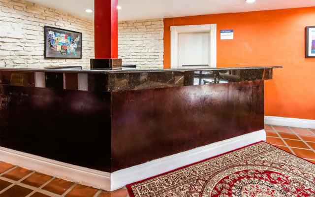photo 2 of Motel 6 Dallas, TX – Downtown