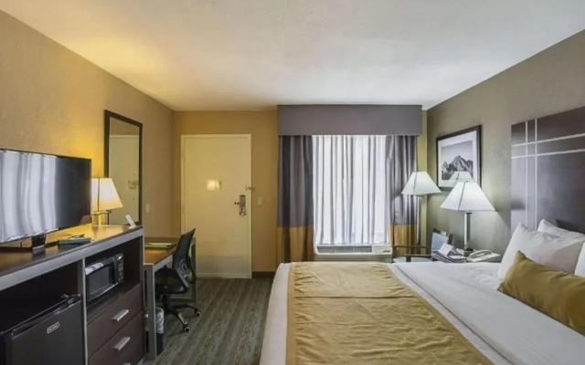 photo 3 of Quality Inn Phoenix North I-17