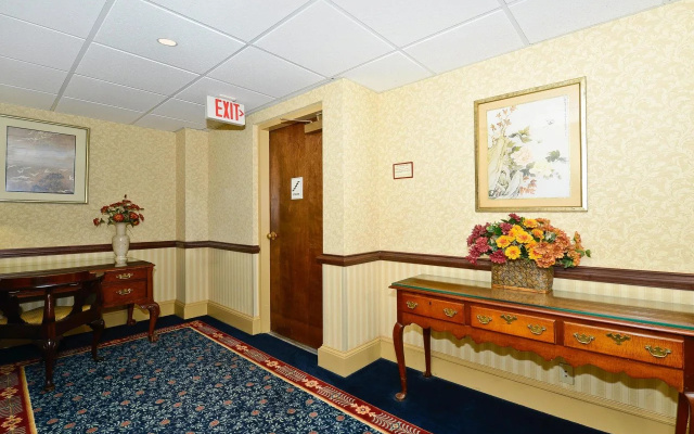 photo 2 of Old Colony Inn Alexandria