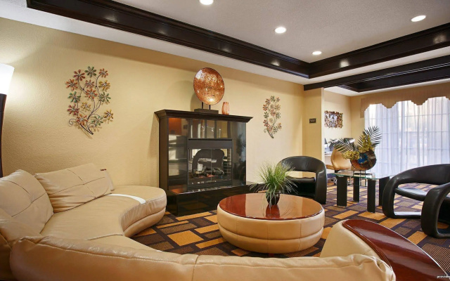 photo 2 of Clarion Pointe Addison - Dallas North