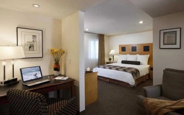 photo 4 of Carlyle Inn