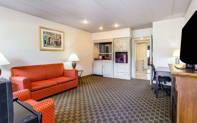 photo 2 of Days Inn & Suites by Wyndham Roseville/Detroit Area