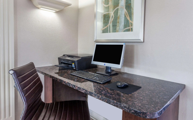 photo 3 of Days Inn & Suites by Wyndham Roseville/Detroit Area