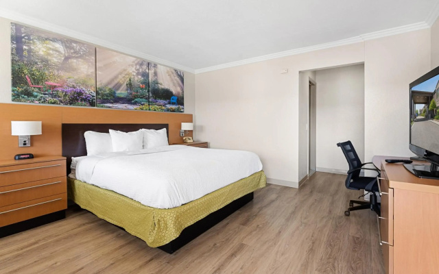 photo 4 of Days Inn & Suites by Wyndham Roseville/Detroit Area