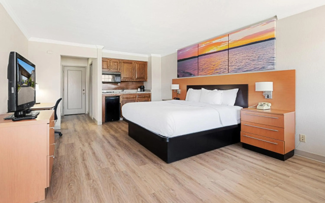 photo 5 of Days Inn & Suites by Wyndham Roseville/Detroit Area