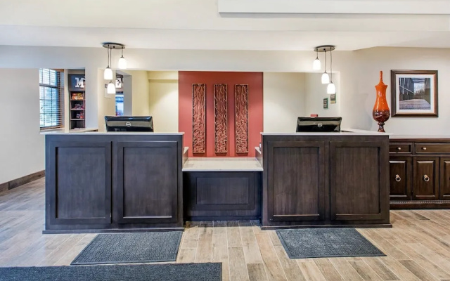 photo 4 of Best Western Plus Grand Castle Inn & Suites