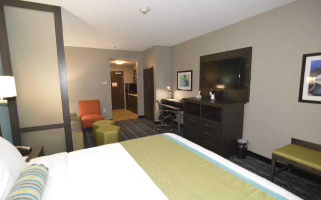 photo 4 of Holiday Inn Express And Suites Pasadena Houston Southeast by IHG