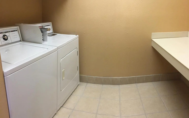 photo 3 of Richmond Inn & Suites-baton Rouge