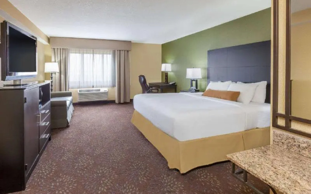 photo 2 of Wyndham Garden Sterling Heights